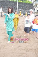 Twinkle Khanna at Akshay Kumar_s Ganpati visarjan on 12th Sept 2010 (2).JPG